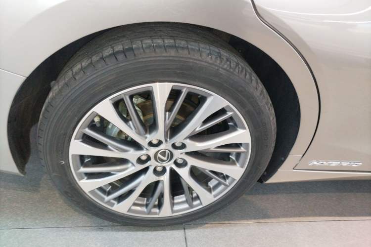 Used Lexus ES 2020 300h Deluxe Edition Right Rear Wheel Hub