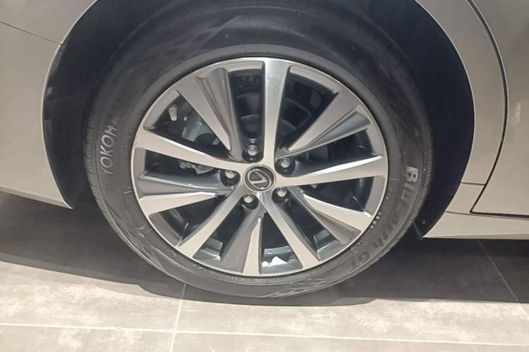 Used Lexus ES 2020 200 Luxury Edition Right Rear Wheel Hub