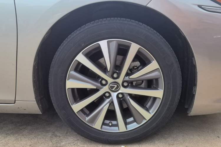 Used Lexus ES 2020 300h Premier Edition Right Rear Wheel Hub