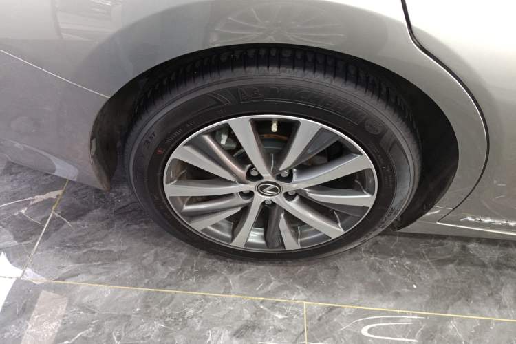 Used Lexus ES 2020 300h Premier Edition Right Rear Wheel Hub