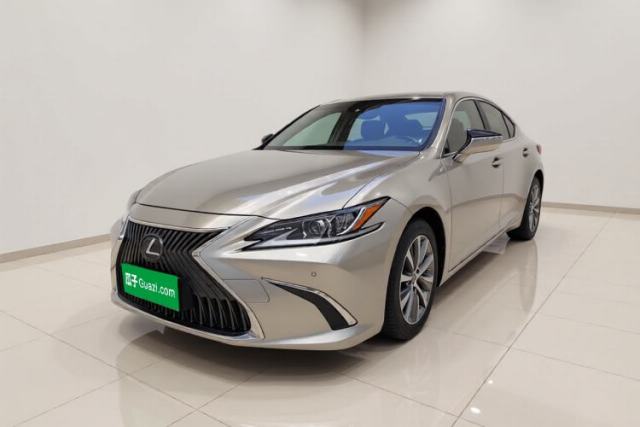 Ojetý Lexus ES 2020 300h Premier Edition