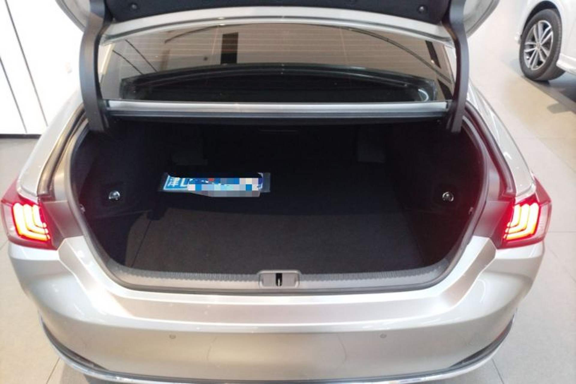 Used Lexus ES 2020 300h Deluxe Edition Trunk