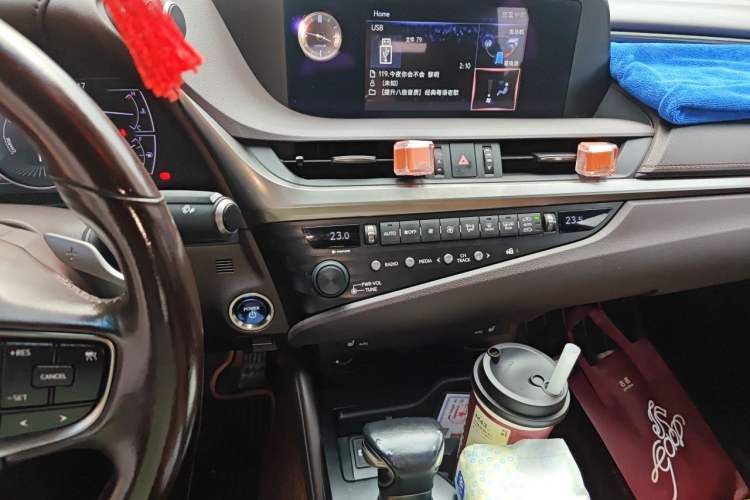Used Lexus ES 2020 300h Premier Edition Audio And AC Panel