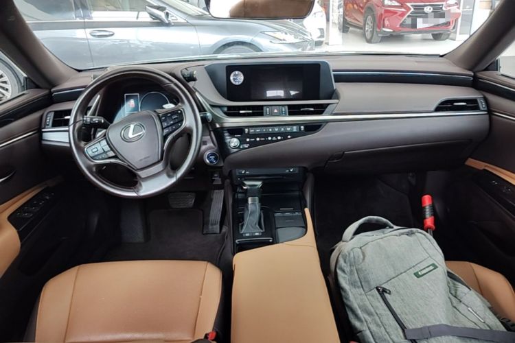 Used Lexus ES 2020 300h Premier Edition Center Console