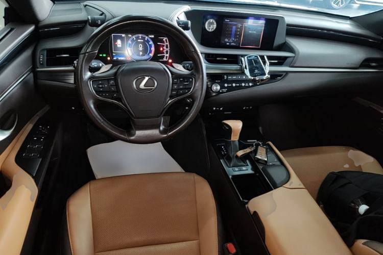 Used Lexus ES 2020 200 Excellence Edition Center Console