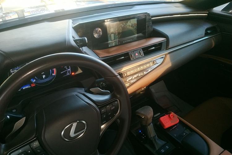 Used Lexus ES 2020 200 Excellence Edition Center Console
