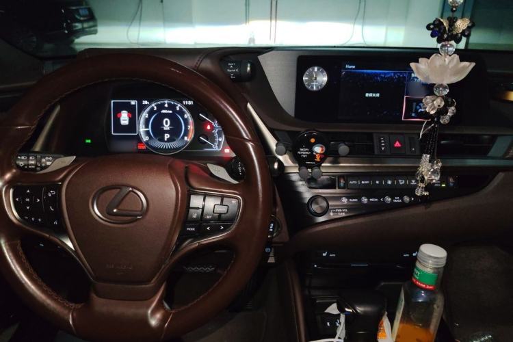 Used Lexus ES 2020 200 Excellence Edition Center Console