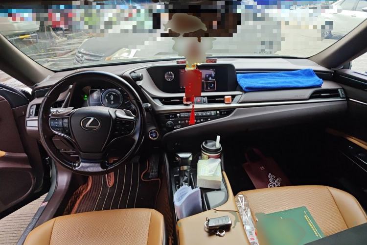 Used Lexus ES 2020 300h Premier Edition Center Console