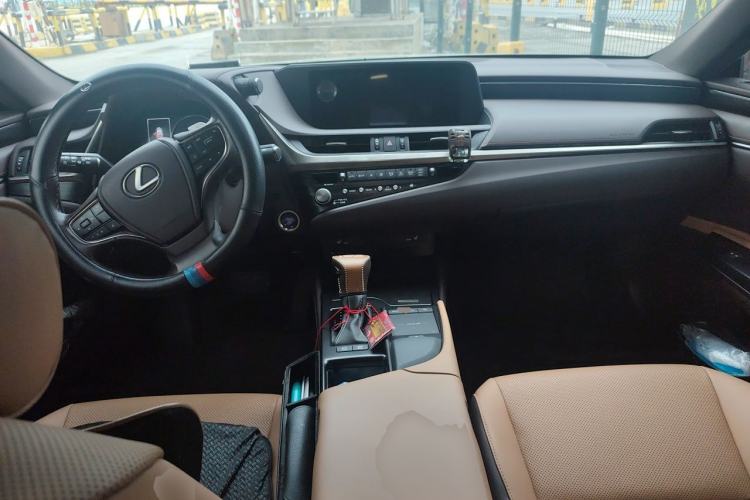 Used Lexus ES 2020 300h Premier Edition Center Console