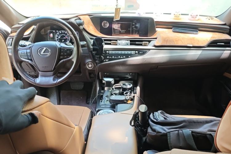 Used Lexus ES 2020 200 Excellence Edition Center Console
