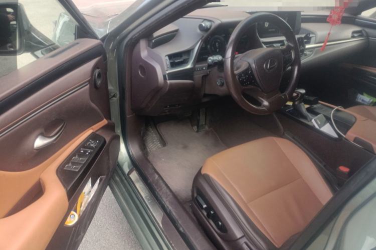 Used Lexus ES 2020 300h Deluxe Edition Driver Seat
