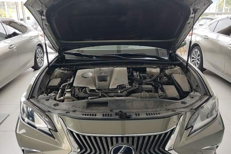 Used Lexus ES 2020 300h Premier Edition Engine Bay