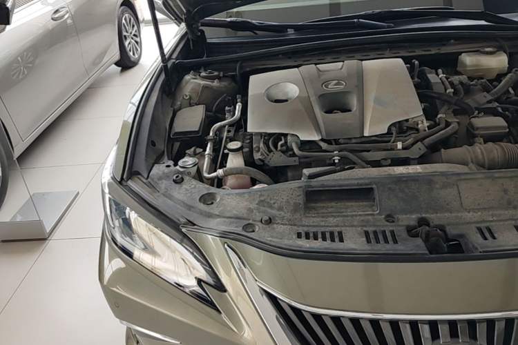 Used Lexus ES 2020 300h Premier Edition Engine Bay Right