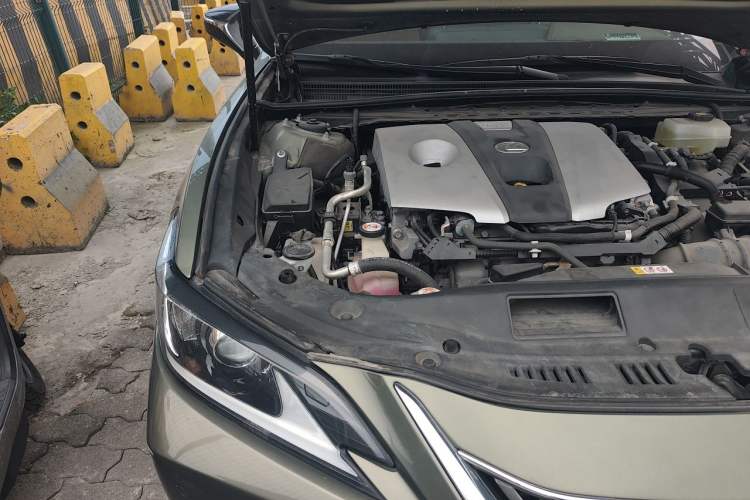Used Lexus ES 2020 300h Premier Edition Engine Bay Right