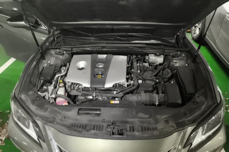 Used Lexus ES 2020 300h Premier Edition Engine Bay