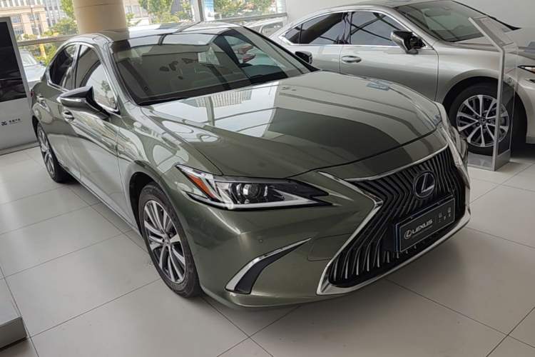 Used Lexus ES 2020 300h Premier Edition Front Right 45 Deg