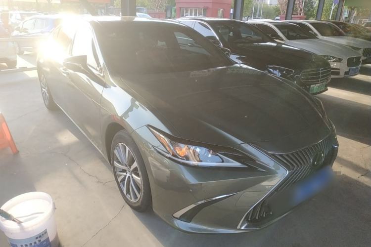 Used Lexus ES 2020 200 Excellence Edition Front Right 45 Deg