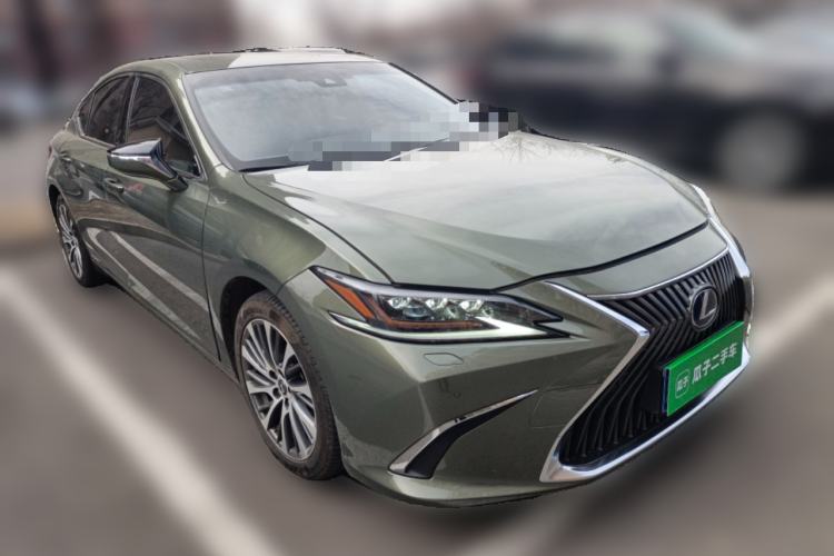 Used Lexus ES 2020 300h Deluxe Edition Front Right 45 Deg