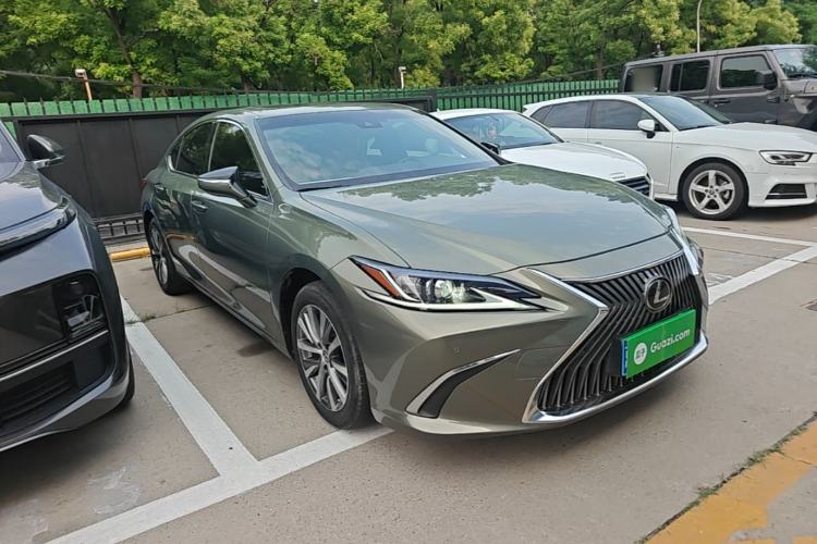 Used Lexus ES 2020 200 Excellence Edition Front Right 45 Deg