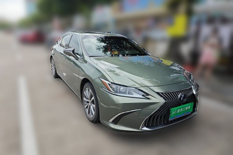 Used Lexus ES 2020 300h Premier Edition Front Right 45 Deg