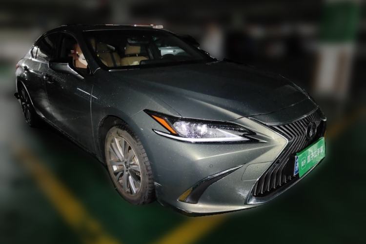 Used Lexus ES 2020 200 Excellence Edition Front Right 45 Deg
