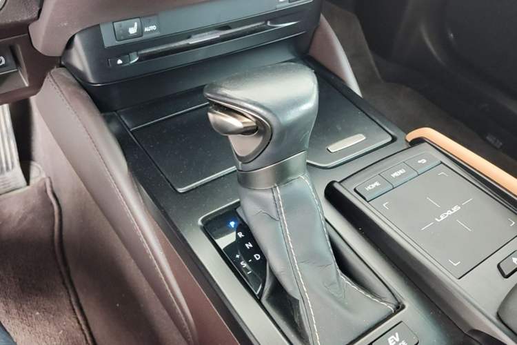 Used Lexus ES 2020 300h Premier Edition Gear Lever