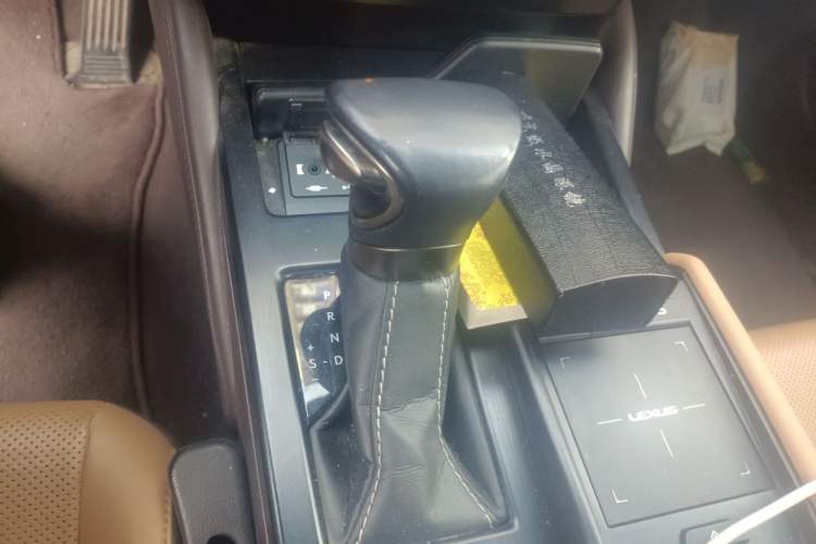 Used Lexus ES 2020 300h Deluxe Edition Gear Lever