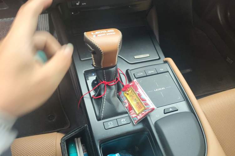 Used Lexus ES 2020 300h Premier Edition Gear Lever