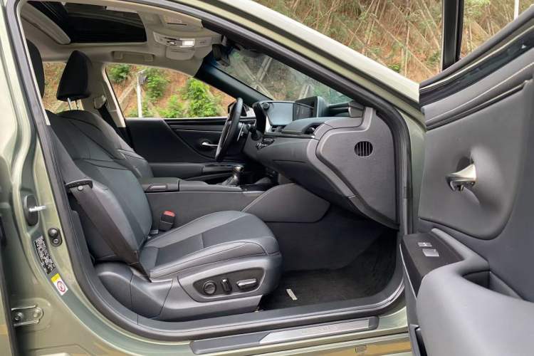 Used Lexus ES 2020 200 Excellence Edition Interior 4