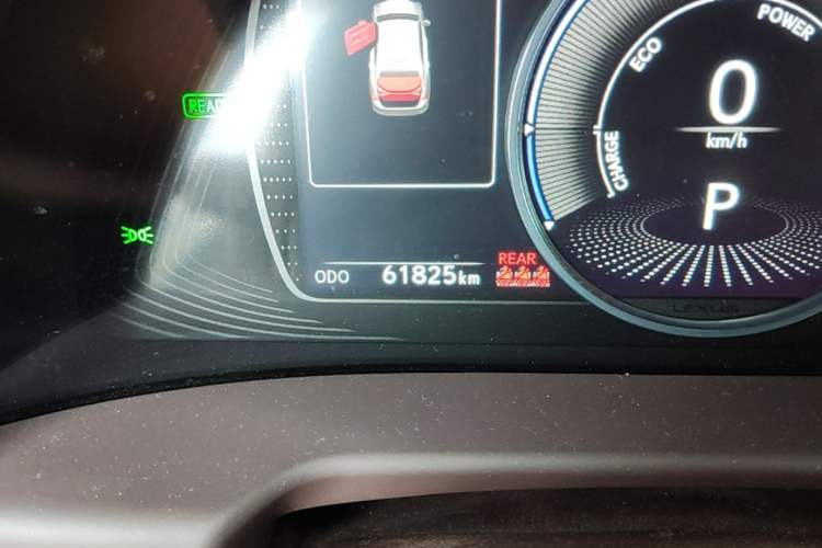 Used Lexus ES 2020 300h Premier Edition Odometer Close Up