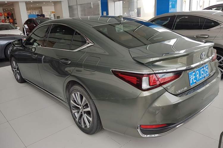 Used Lexus ES 2020 300h Premier Edition Rear Left 45 Deg