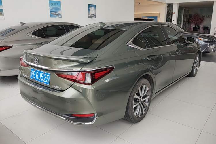 Used Lexus ES 2020 300h Premier Edition Rear Right 45 Deg