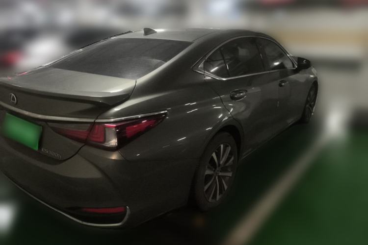 Used Lexus ES 2020 300h Premier Edition Rear Right 45 Deg