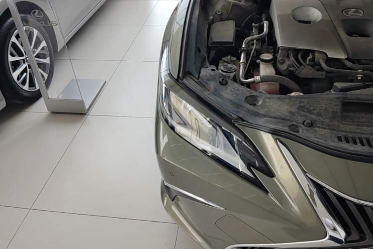 Used Lexus ES 2020 300h Premier Edition Right Front Headlight