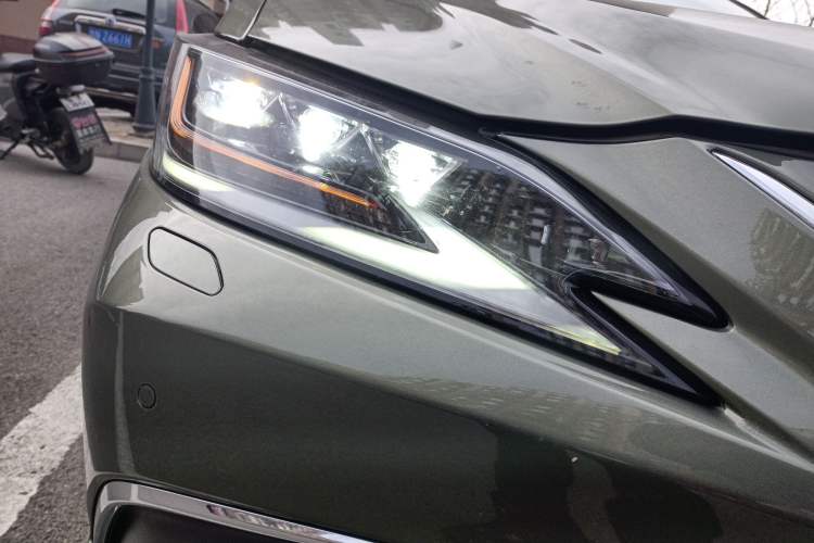 Used Lexus ES 2020 300h Deluxe Edition Right Front Headlight