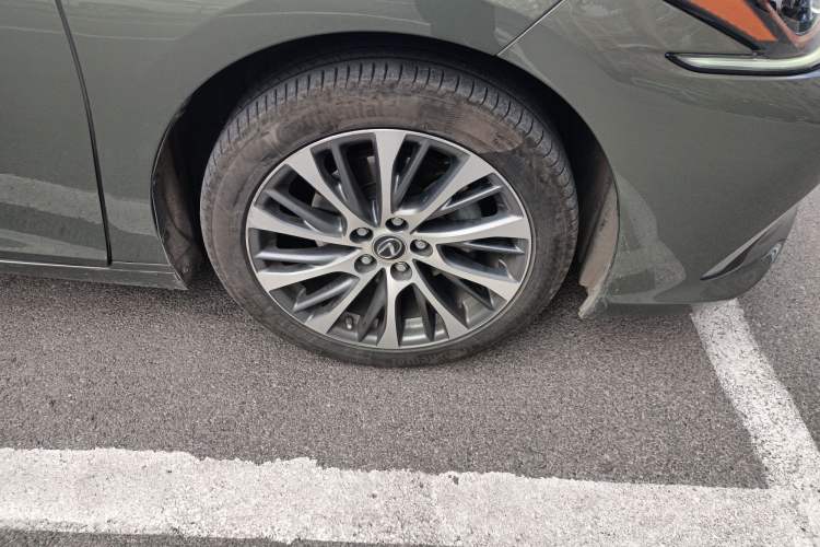 Used Lexus ES 2020 300h Deluxe Edition Right Front Wheel Hub