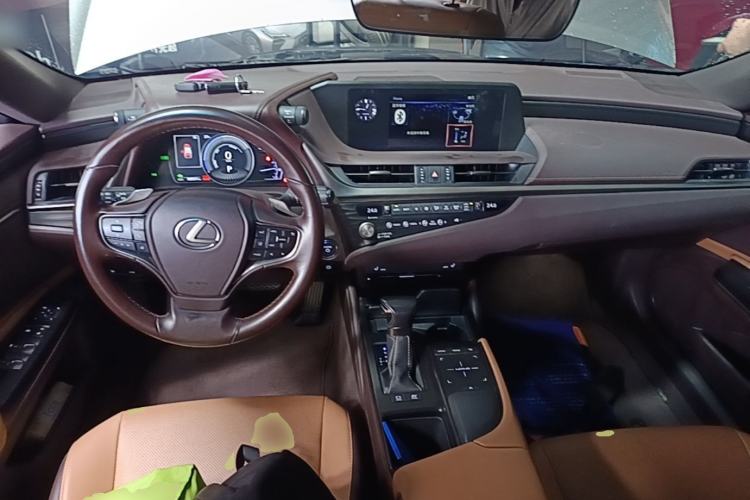 Used Lexus ES 2020 300h Premier Edition Center Console