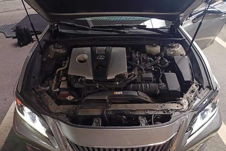 Used Lexus ES 2020 300h Premier Edition Engine Bay
