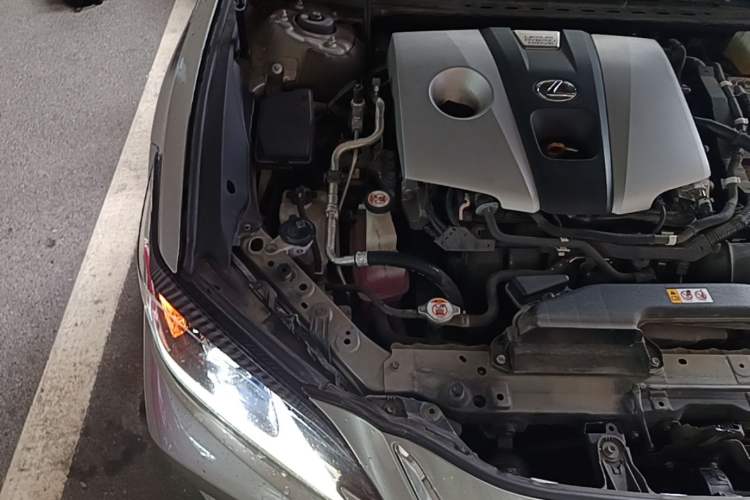 Used Lexus ES 2020 300h Premier Edition Engine Bay Right