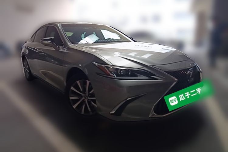 Used Lexus ES 2020 300h Premier Edition Front Right 45 Deg