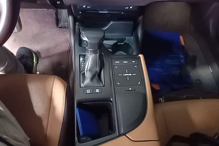 Used Lexus ES 2020 300h Premier Edition Gear Lever