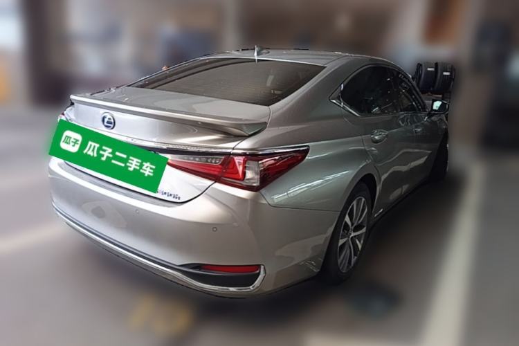 Used Lexus ES 2020 300h Premier Edition Rear Right 45 Deg