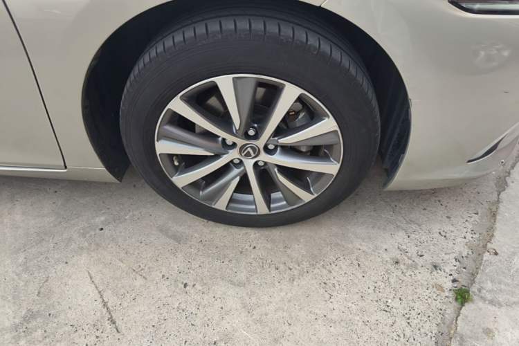 Used Lexus ES 2020 200 Excellence Edition Right Front Wheel Hub