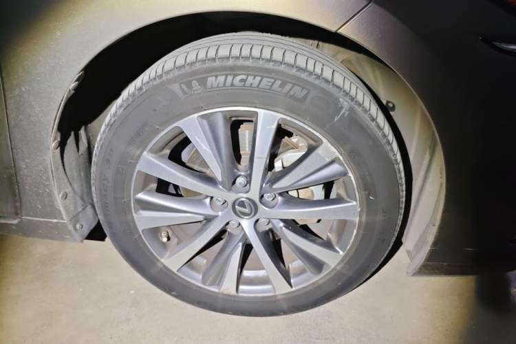 Used Lexus ES 2020 200 Excellence Edition Right Front Wheel Hub