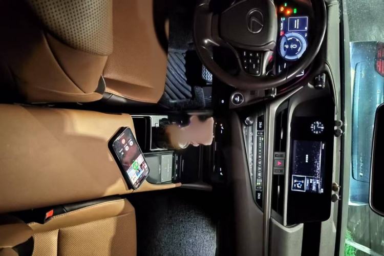Used Lexus ES 2020 300h Premier Edition Interior 3