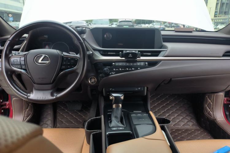 Used Lexus ES 2020 200 Excellence Edition Center Console