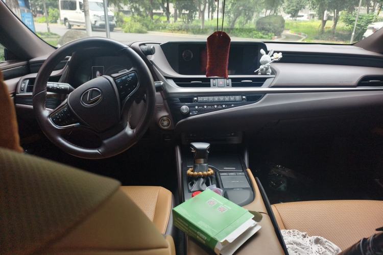Used Lexus ES 2020 200 Excellence Edition Center Console