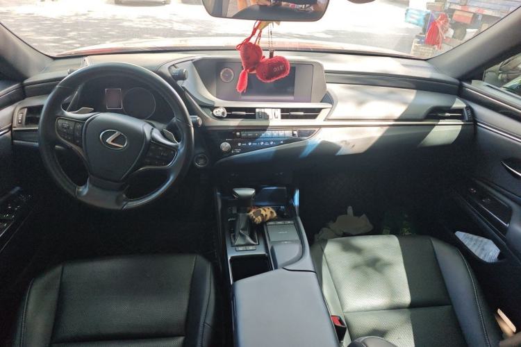 Used Lexus ES 2020 200 Luxury Edition Center Console