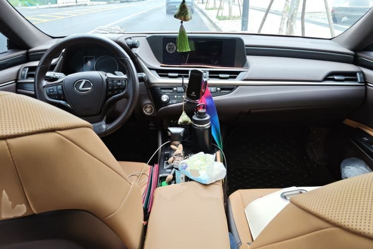 Used Lexus ES 2020 200 Excellence Edition Center Console