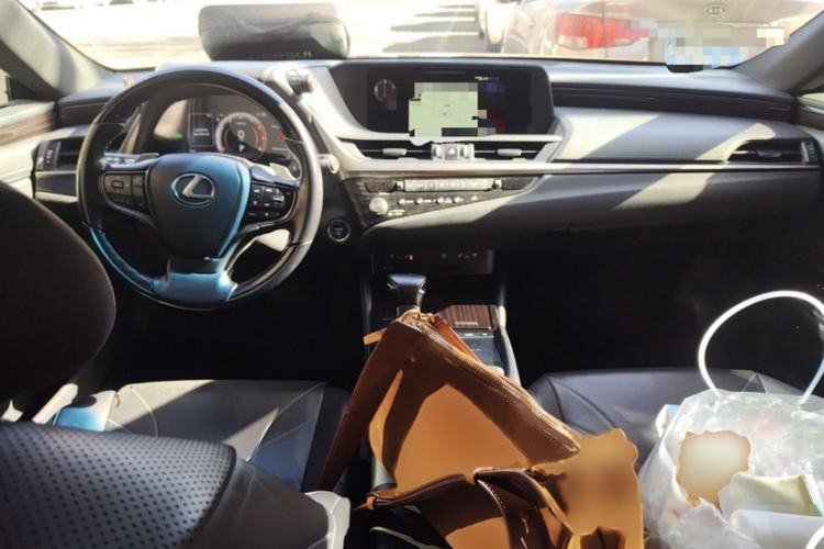Used Lexus ES 2020 300h Premium Edition Interior 2